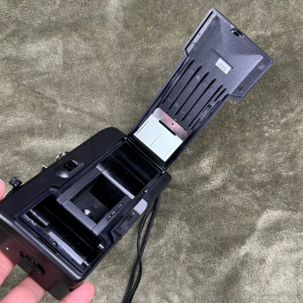 Vivitar EZ 35 Vintage 35mm Point & Shoot Film‎ Camera Focus Free Strap Black
